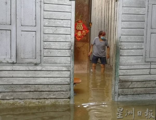 供FB／雨停了 水不停，锡克村又淹 水深及胸