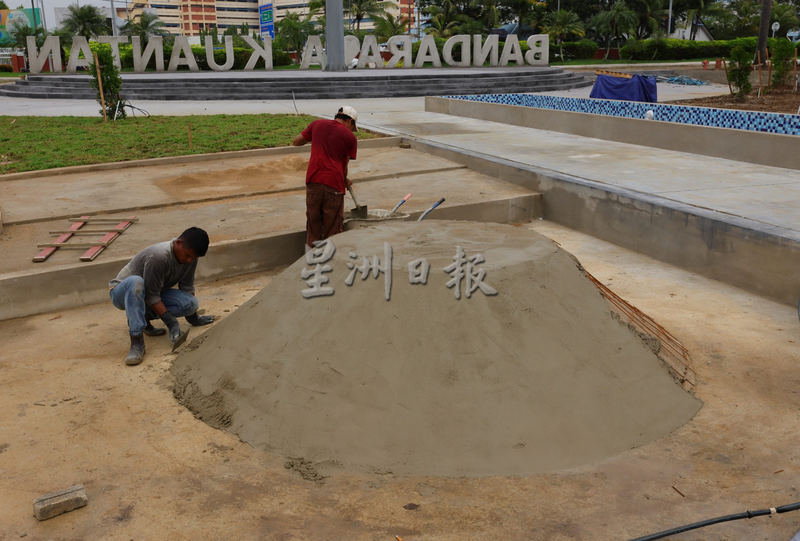 建喷泉增钟楼种植物 关丹MPK3草场变公园