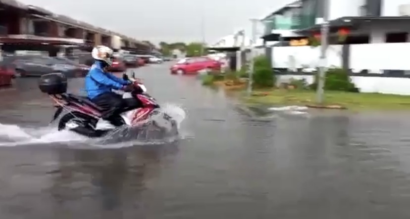  柔04：依城市厅常月：依城3住宅花园常逢雨必灾，市长指示相关部门解决问题