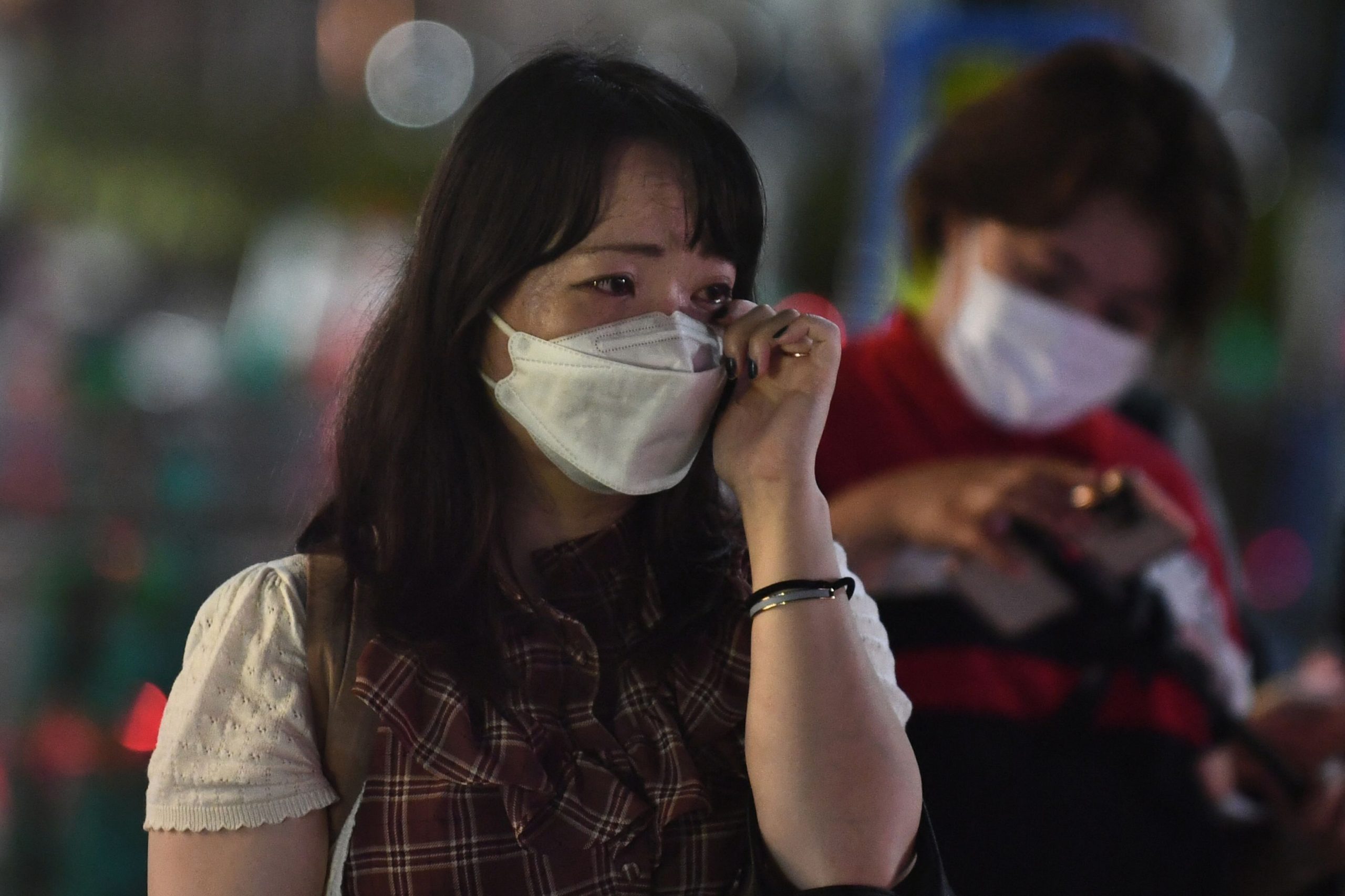 民众赴安倍遇刺现场献花哀悼　深夜仍络绎不绝