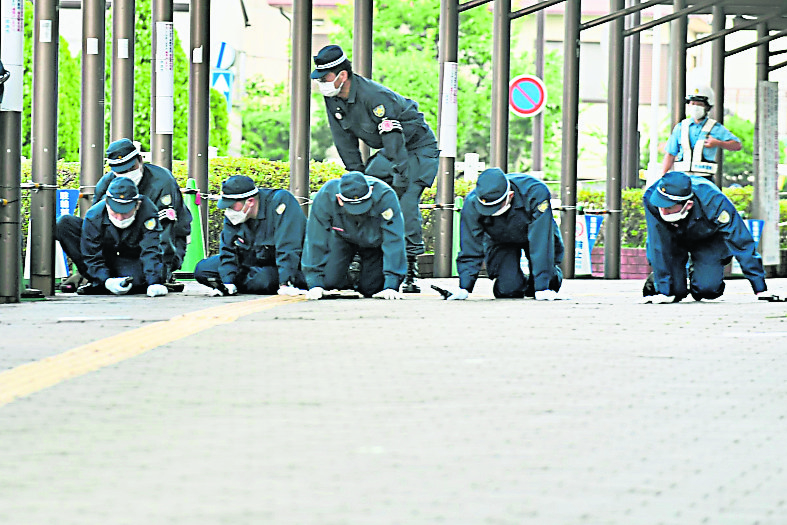 看世界 日警到安倍遇刺现场搜证  搜寻弹头