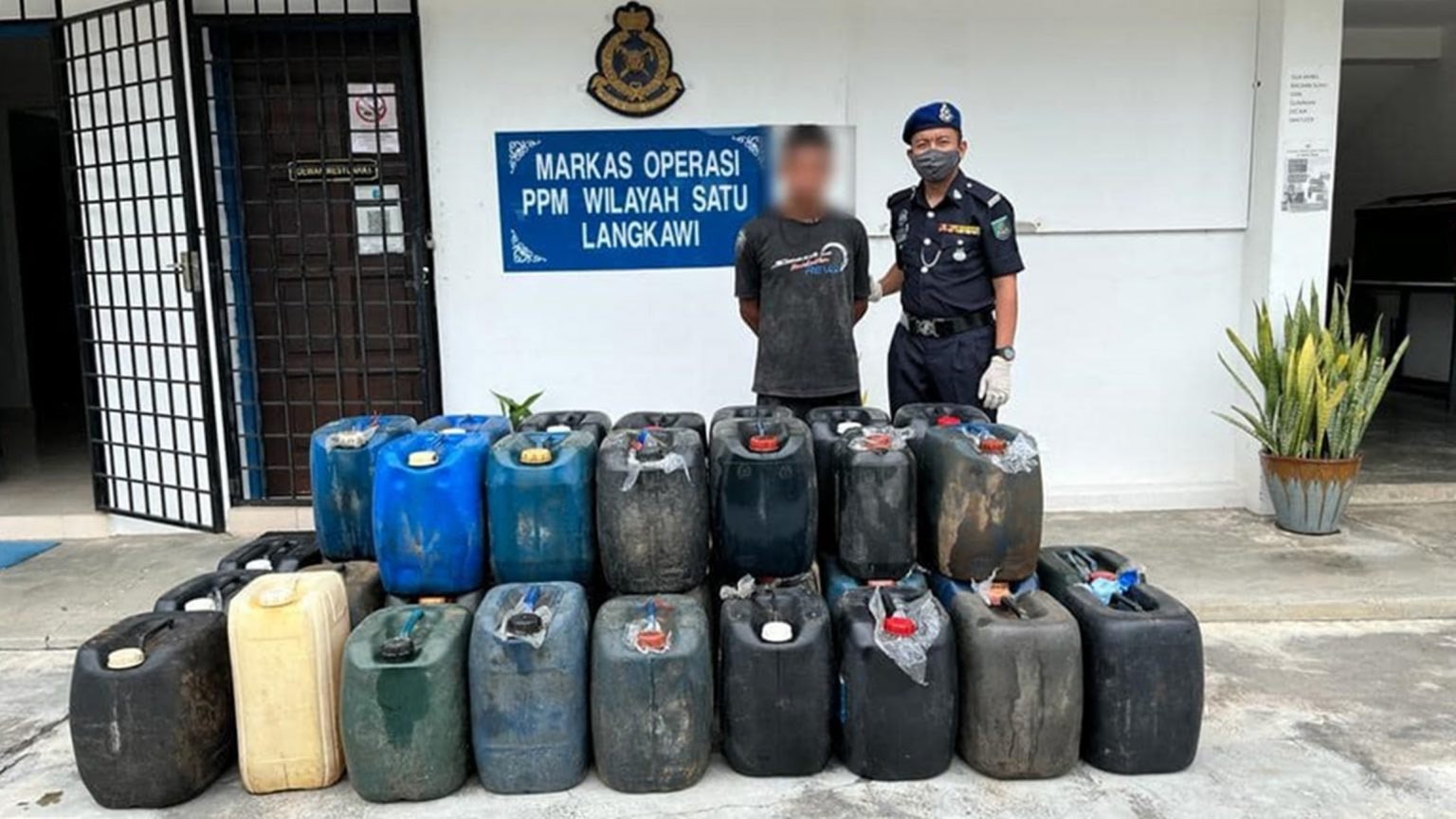 （大北马）水警逮获企图偷运津贴燃油到邻国的男子