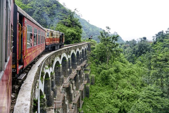 在高原上穿行的喜马拉雅女王列车，是现实世界里不折不扣的过山车。(photo:SinChew)