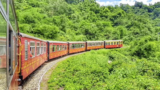 喜马拉雅女王列车的轨道狭窄，却一路穿越912个弯道、988座桥梁及102个隧道！(photo:SinChew)