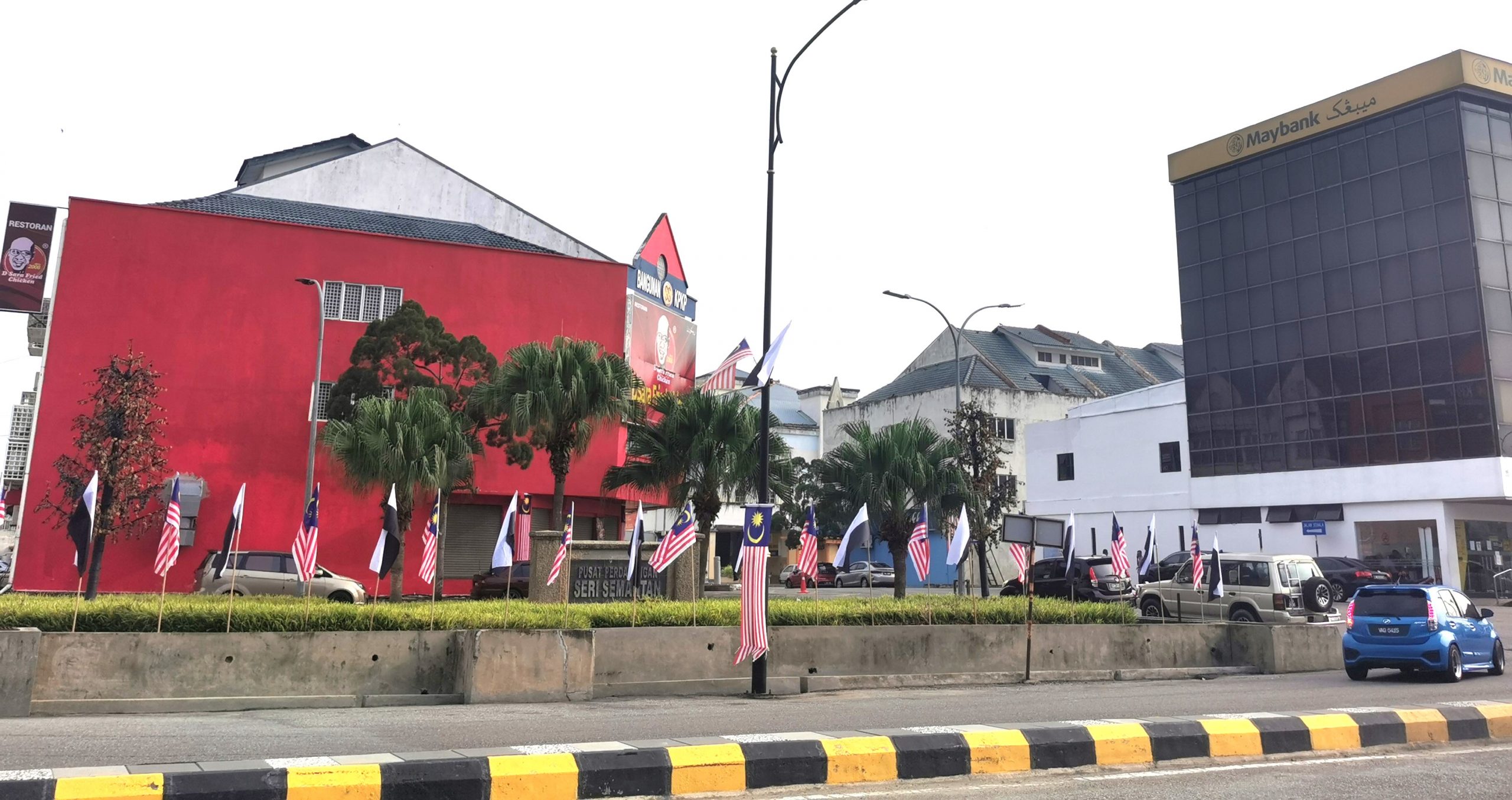 东：淡马鲁市区已可见国旗与彭亨州旗旗海飘扬，充满浓浓的国庆气氛。