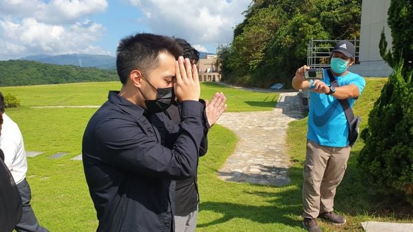 余苑绮长眠新家现“惊人巧合” 余祥铨拍下数字密码留爱心	