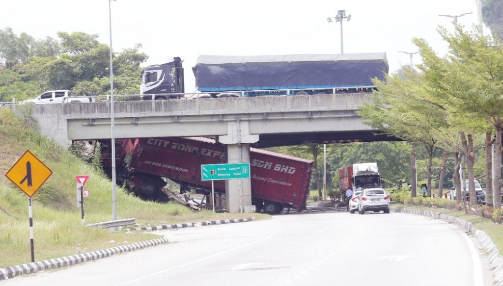 南北大道怡保至九洞外环公路 货柜罗里从天桥坠落马路