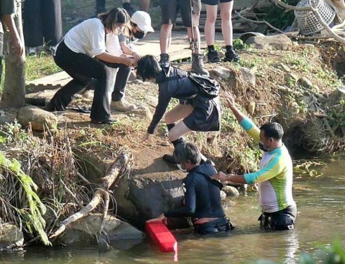 小S大女儿被直击拍戏当演员 脸泡脏水憋气15秒不敢动