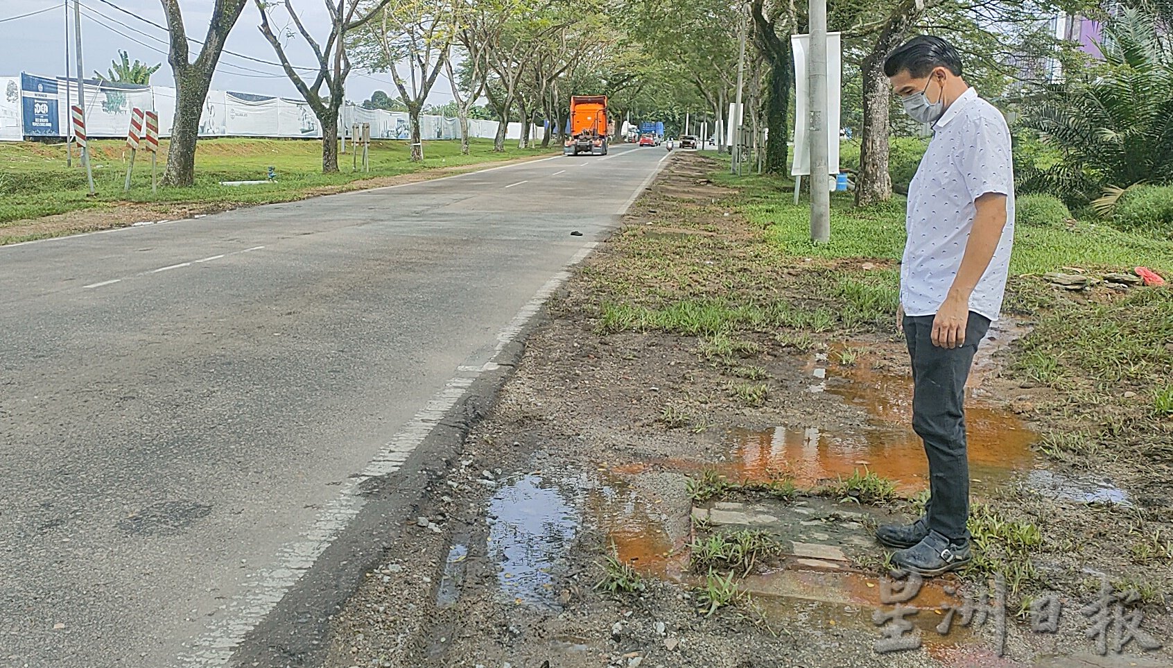 柔：排水沟受阻，沙威两联邦大道路段水淹成河