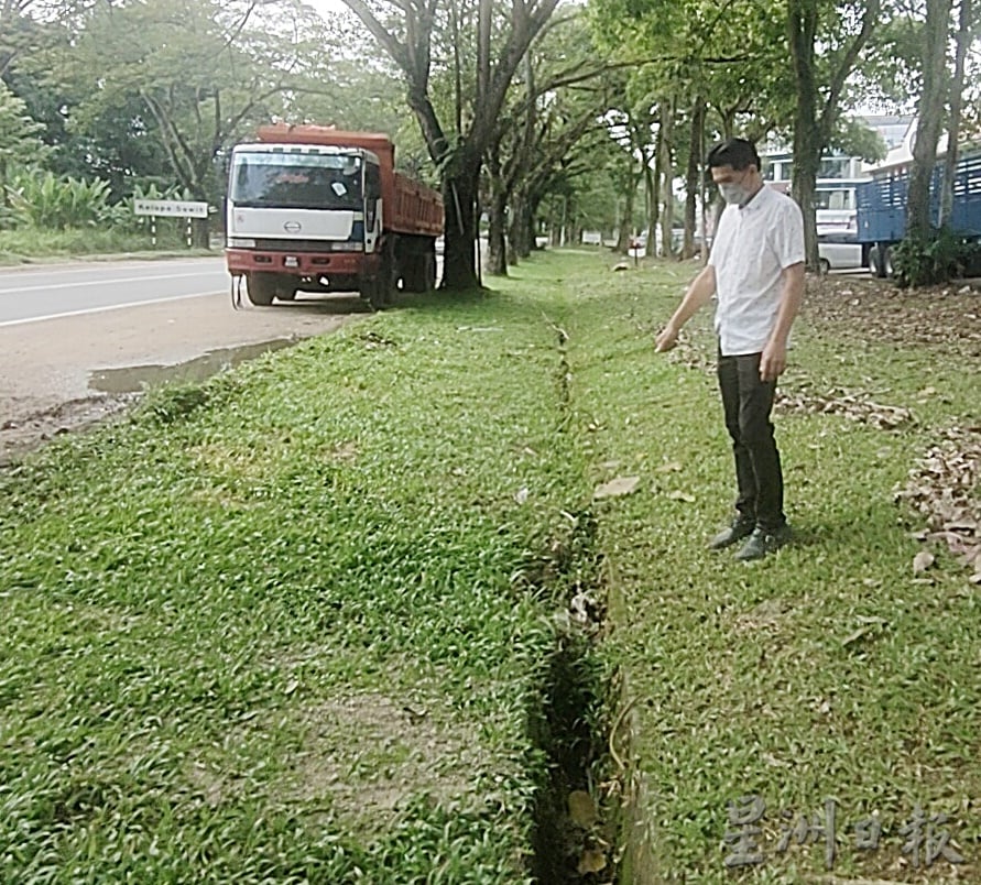 柔：排水沟受阻，沙威两联邦大道路段水淹成河