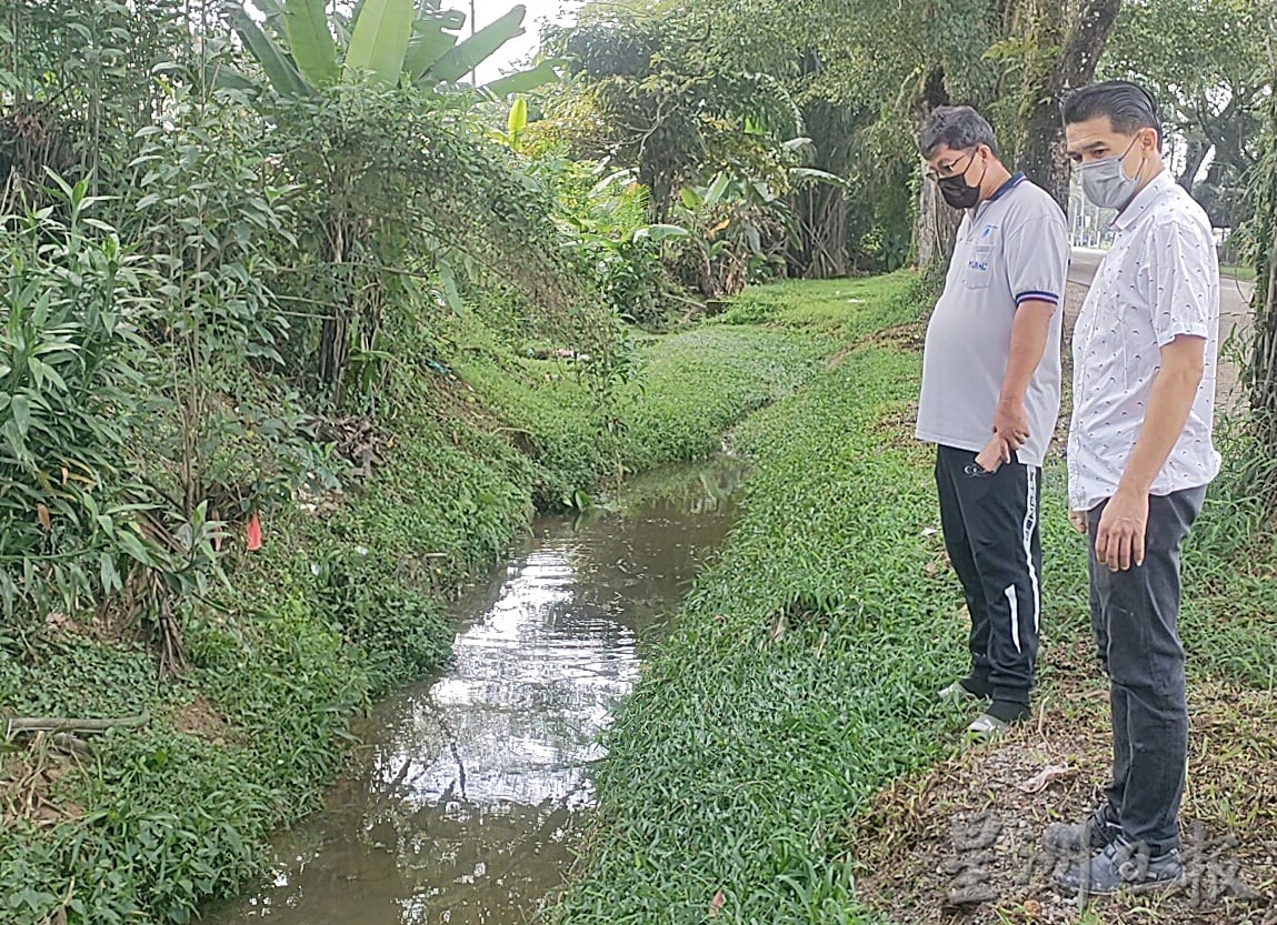 柔：排水沟受阻，沙威两联邦大道路段水淹成河