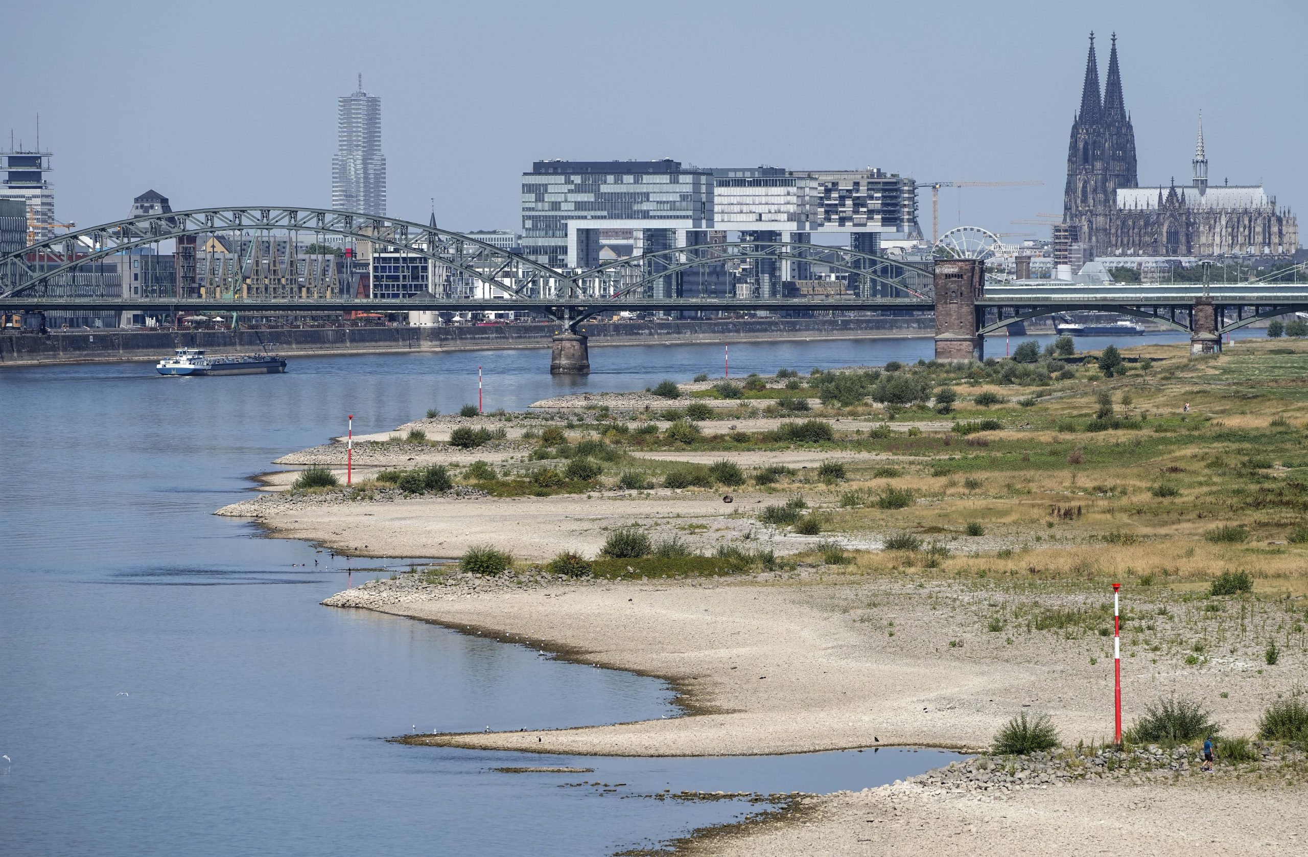 歐大旱 萊茵河瀕斷流 水位數日內或跌至低於標準水平 影響航運