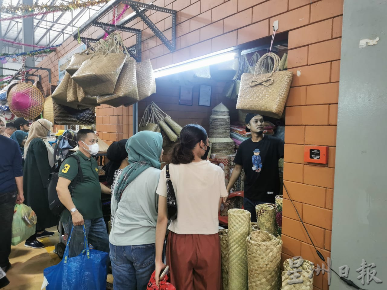 适逢学校假期，瓜登著名的旅游景点格泰巴央巴刹迎来人潮，整个巴刹被挤得水泄不通，各个摊位前都围着顾客，生意十分火爆。