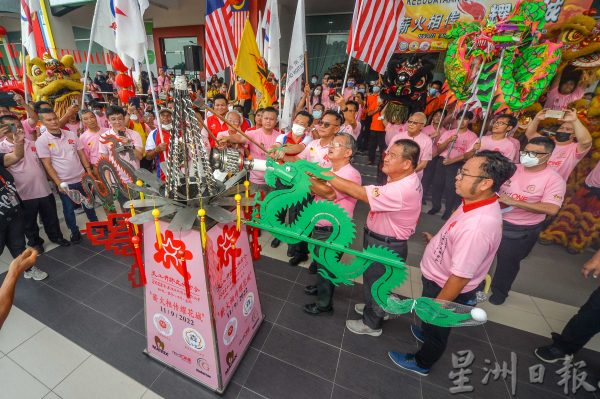 供FB／“百里文化火炬行”历时4个月走过7县12站 圆满落幕，5千人游行见证