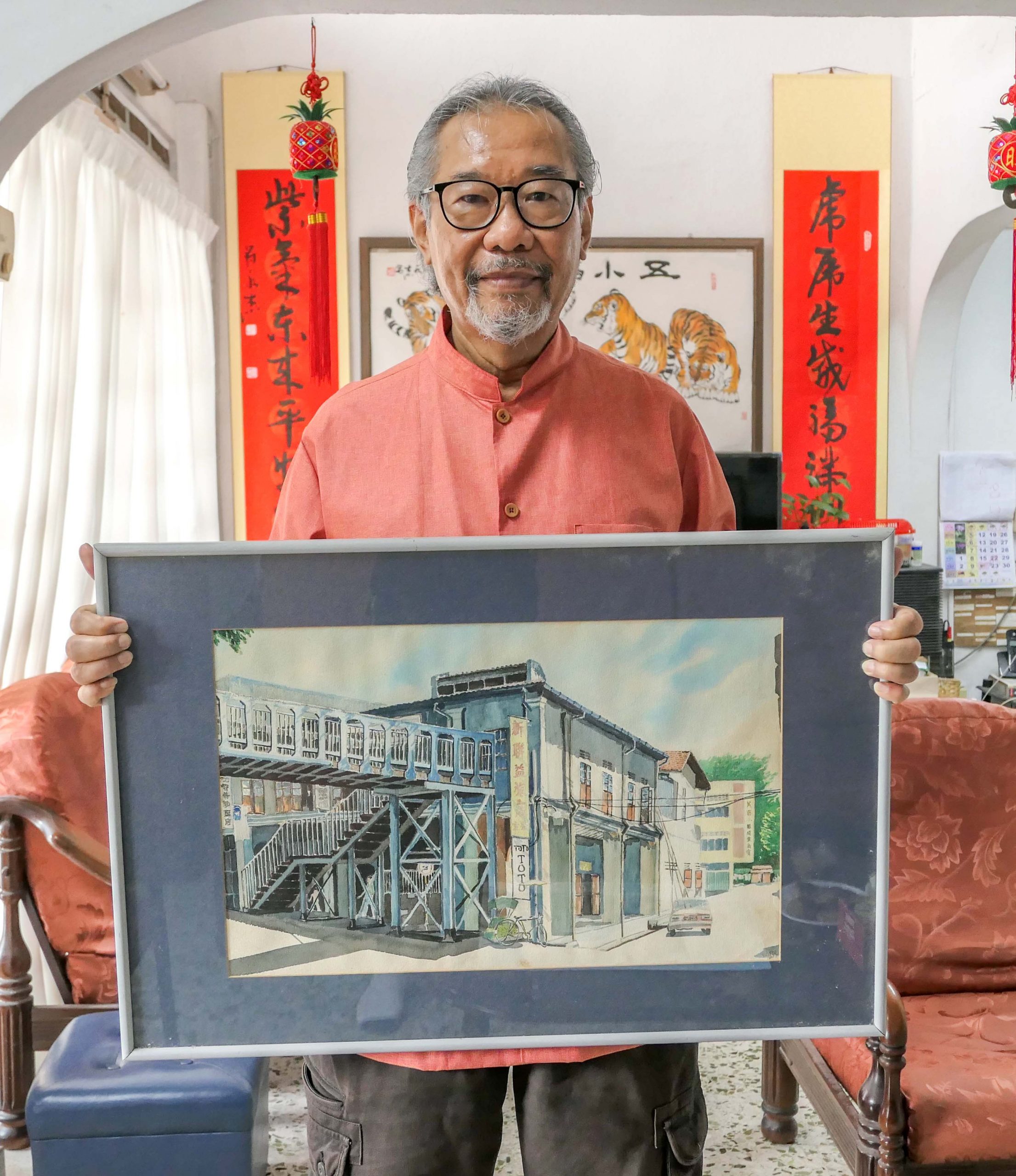 图探花城 | 符永杰走在芙街道上画画 用画笔留住老建筑