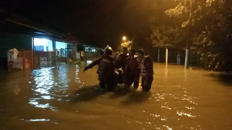 **已签发**柔：第二版头条：凌晨滂沱大雨又涨潮，峇四加亭闪电水灾影响数百户居民