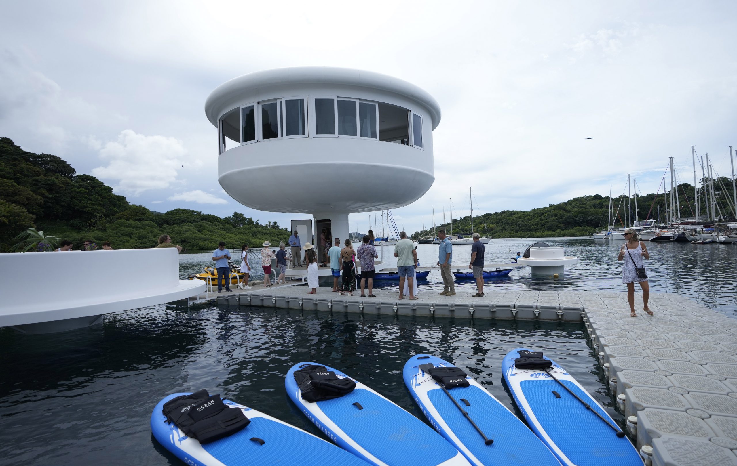 巴拿马海滨未来主义样品屋揭幕 当场倒塌落海