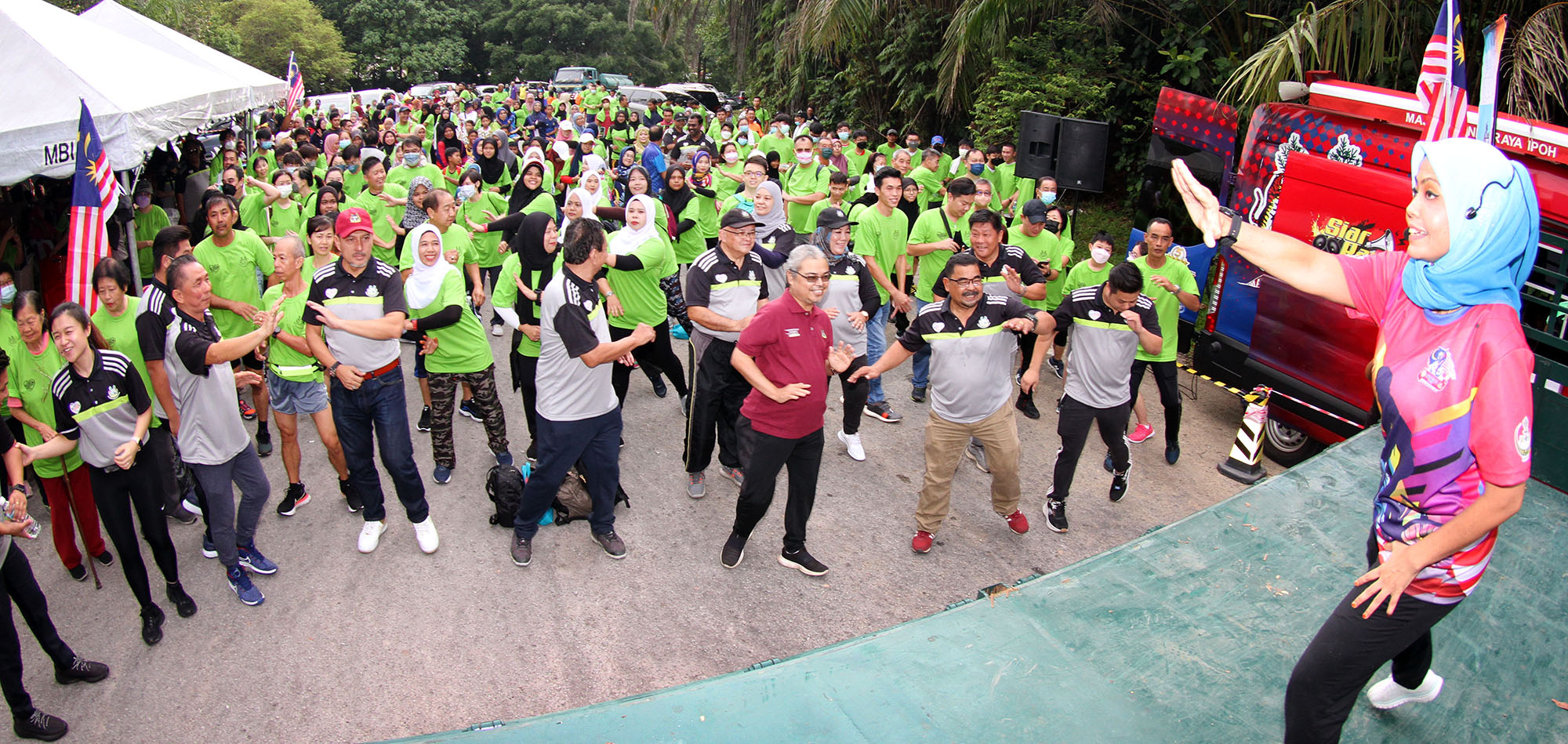 怡保市政厅国庆活动 450人齐登升旗山