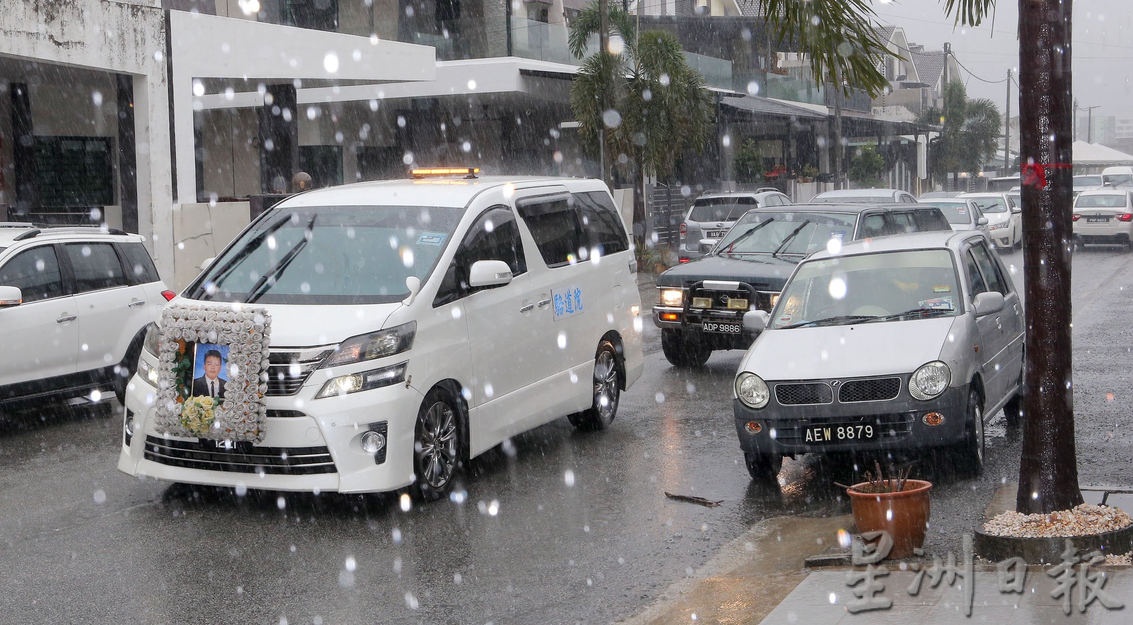 振峰举殡︱家人带骨灰盅屋内转一圈  弟妹撑伞冒雨送哥哥