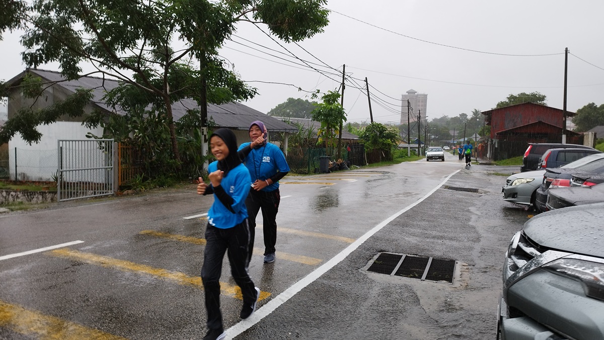 柔 ：大雨澆不息愛校熱情，古來一校義跑籌獲超過2萬令吉