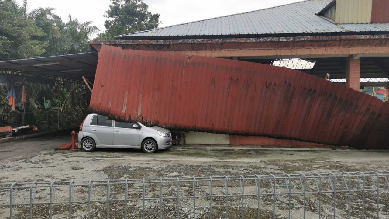 柔：加拉巴沙威傍晚大风雨，吹倒大树和大巴刹凉棚