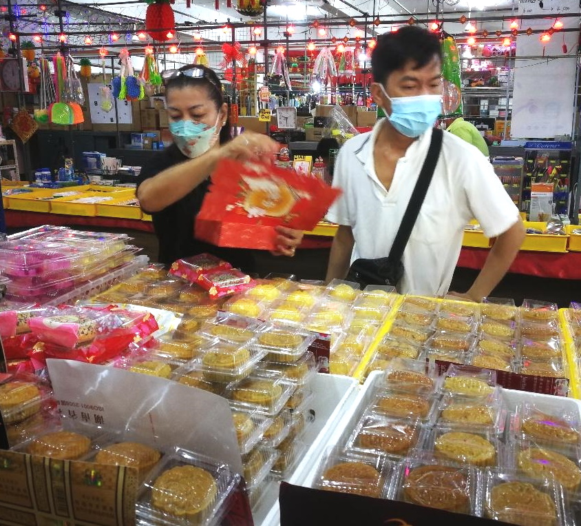 社区动态／中秋节适逢学校假期 传统灯笼月饼热销