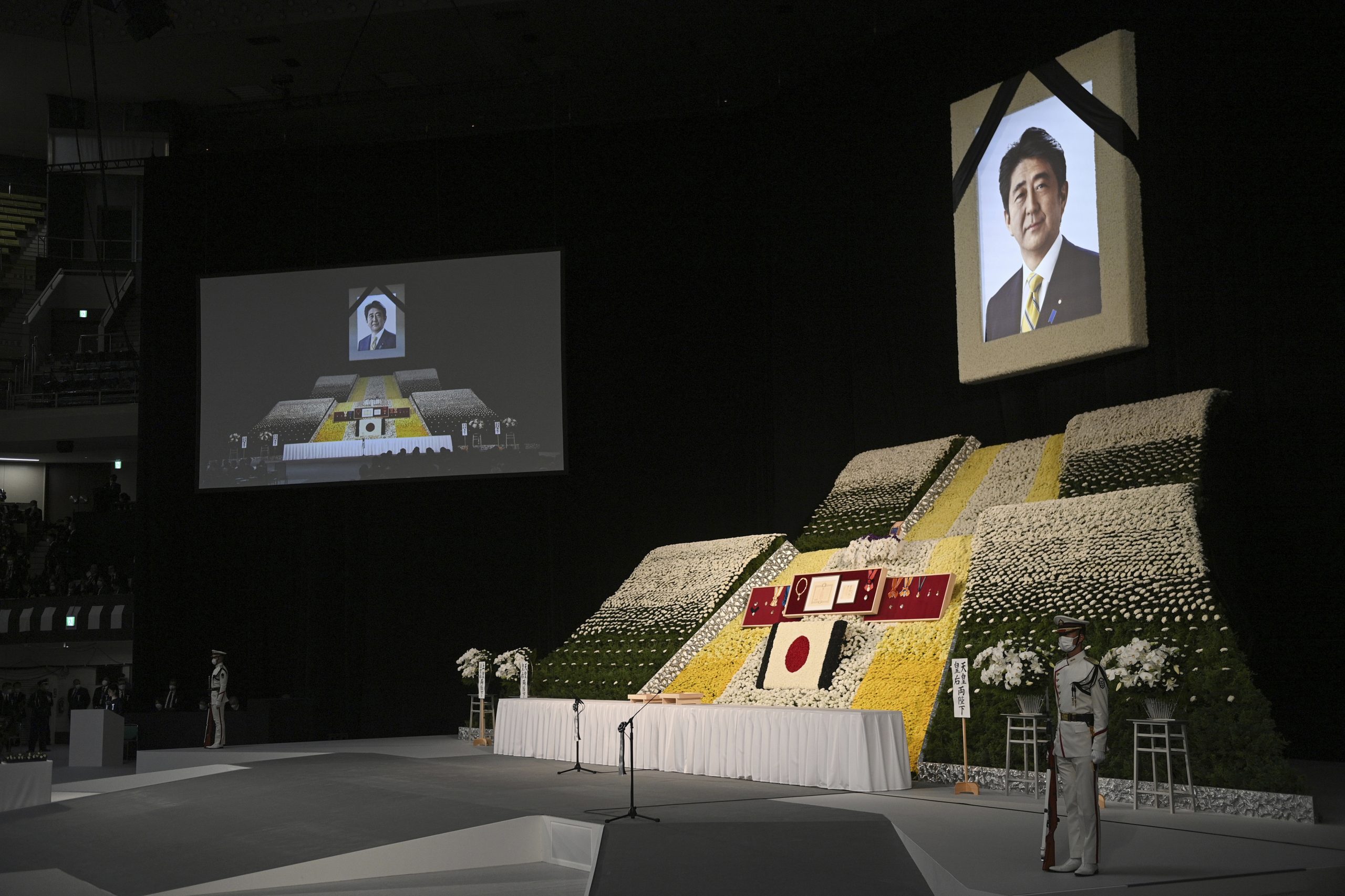   遗孀捧骨灰步入武道馆  安倍争议声中国葬 /主