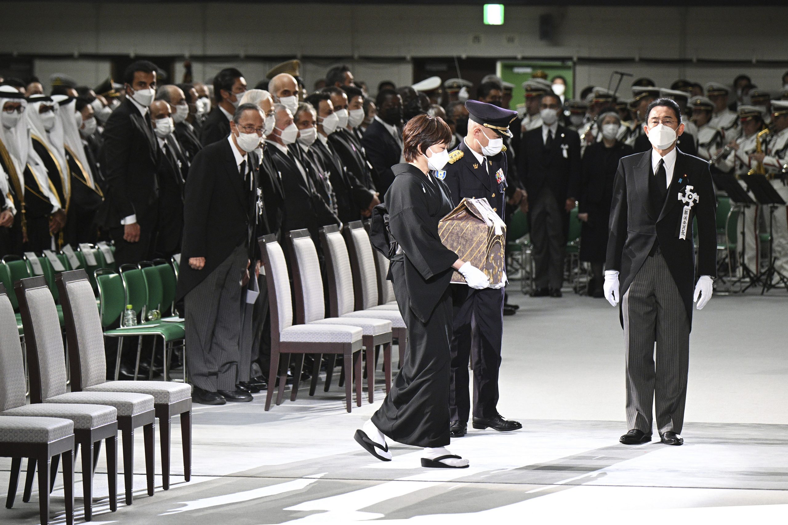   遗孀捧骨灰步入武道馆  安倍争议声中国葬 /主