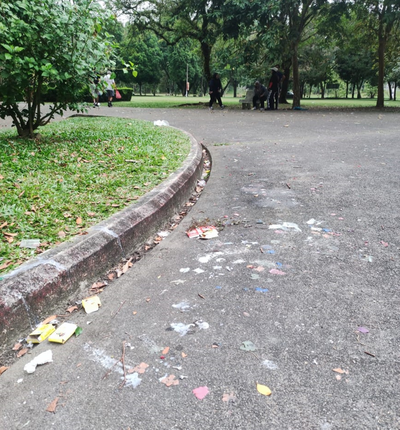 霹：第二版頭／民眾湧往太平湖公園慶中秋掀熱潮