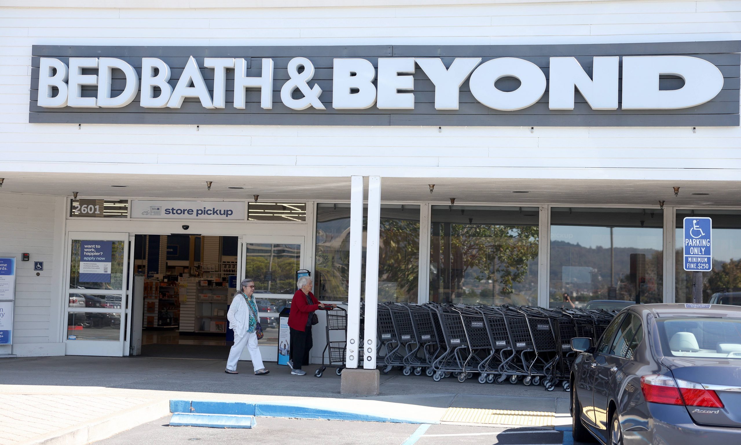 高价卖股两周后 Bed Bath & Beyond首席财务长从纽约著名大厦18层坠楼亡