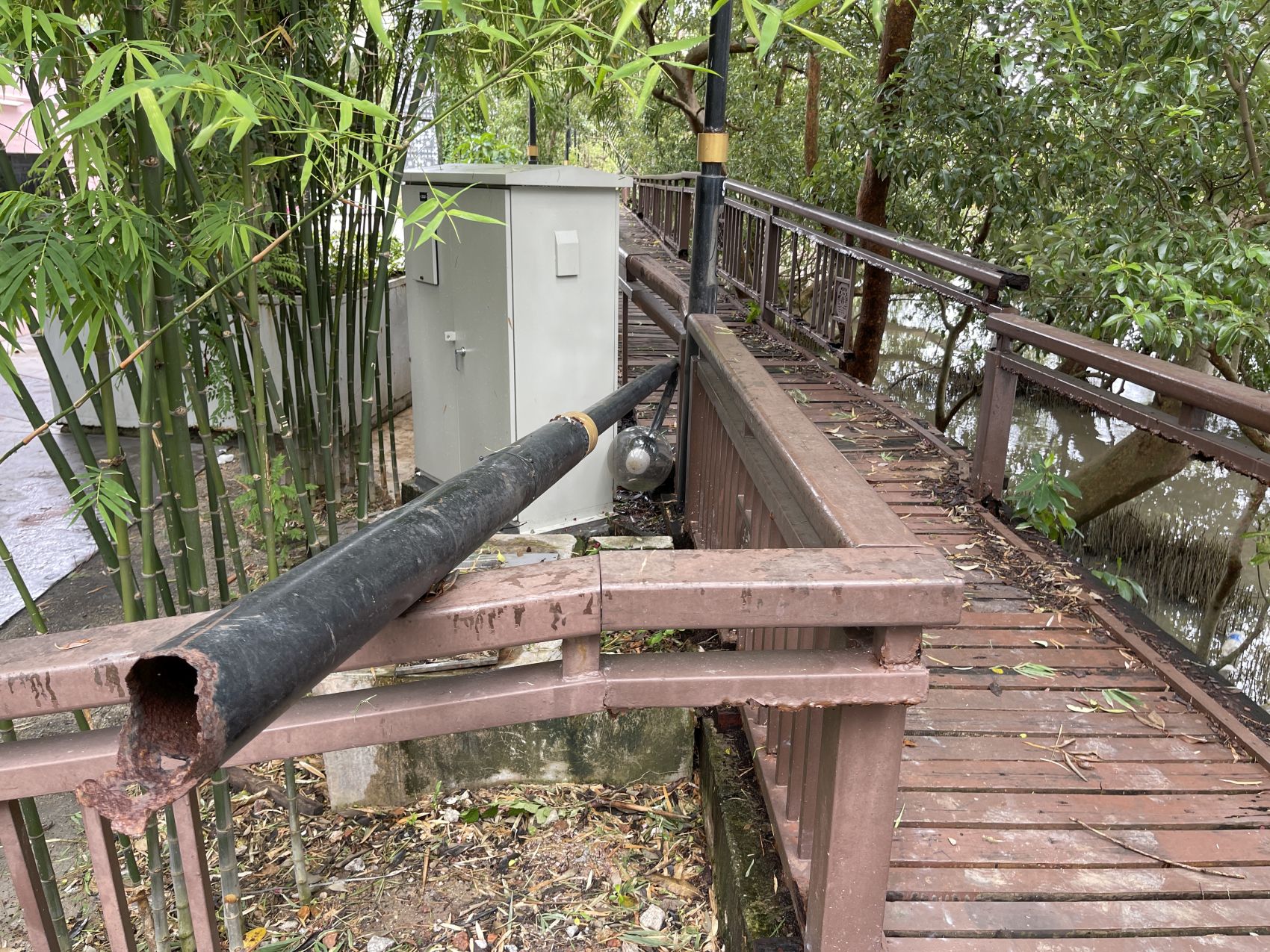 （古城封面副文）沿河走道工程迟迟未开始·毛贼来挖宝