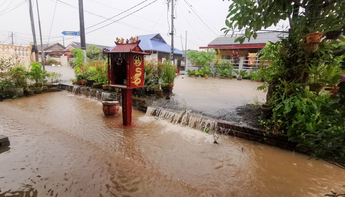 NS主文／上游扔垃圾 下游住家“遭殃”，雨水如瀑布般涌入家园