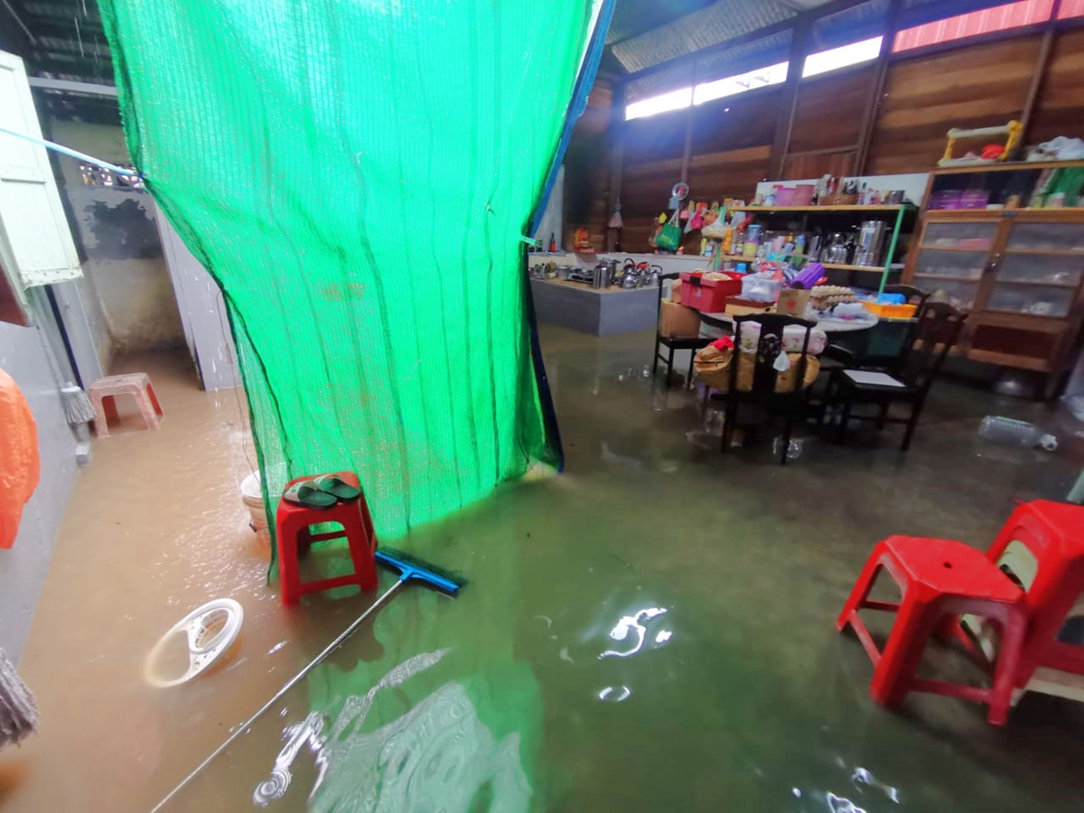 NS主文／上游扔垃圾 下游住家“遭殃”，雨水如瀑布般涌入家园