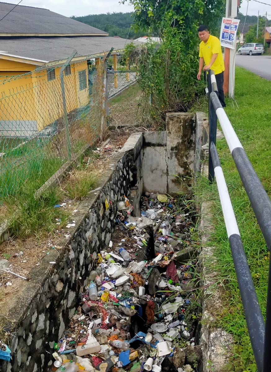 NS主文／上游扔垃圾 下游住家“遭殃”，雨水如瀑布般涌入家园