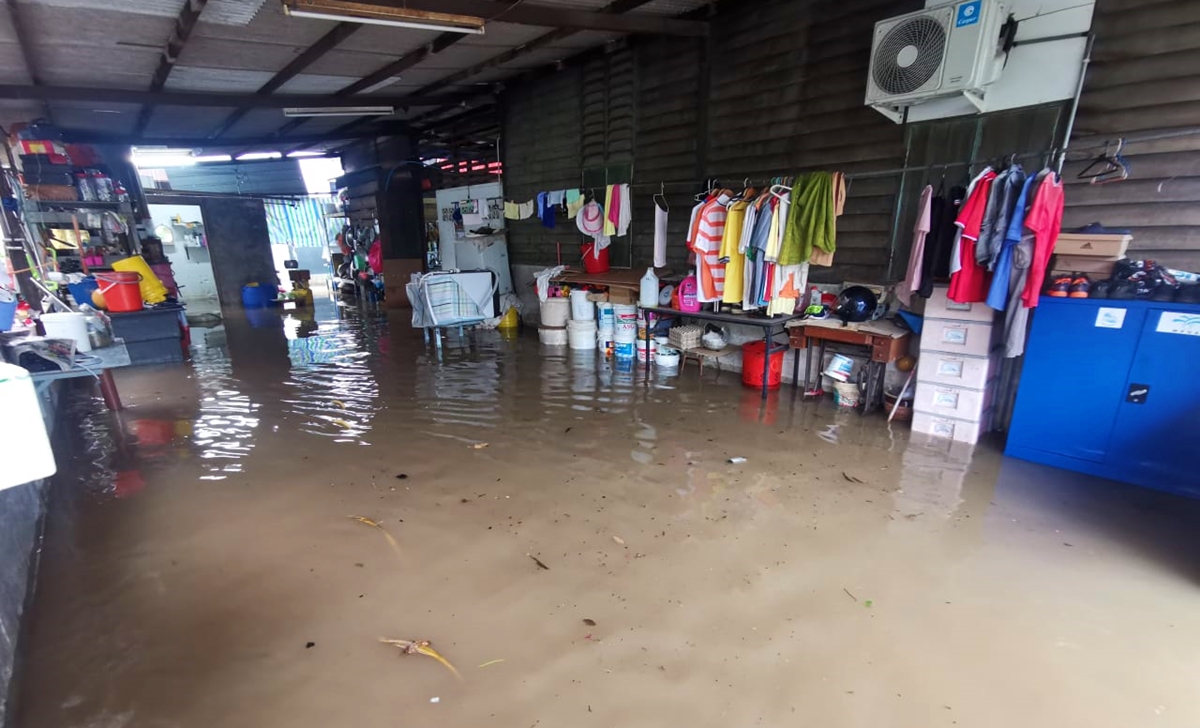 NS主文／上游扔垃圾 下游住家“遭殃”，雨水如瀑布般涌入家园