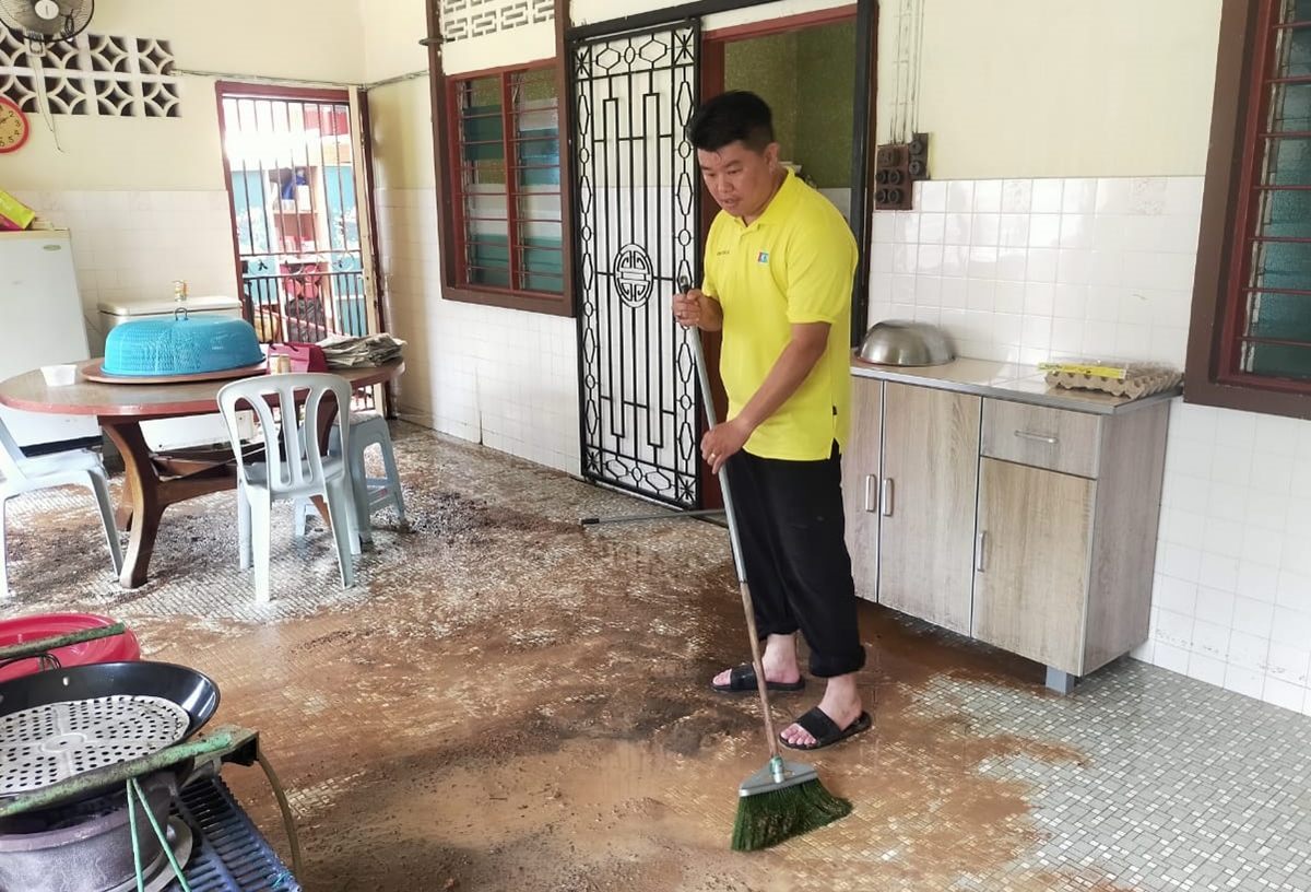 NS主文／上游扔垃圾 下游住家“遭殃”，雨水如瀑布般涌入家园