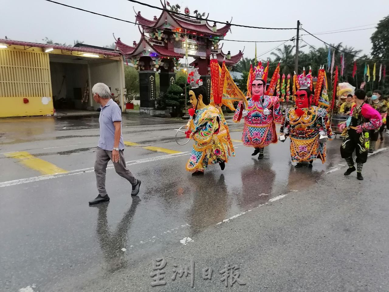 东:文积华光庙华光大帝雨中圣驾游境出巡