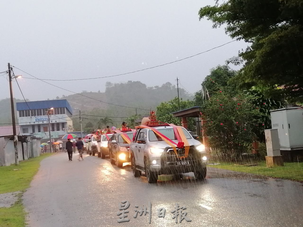 东:文积华光庙华光大帝雨中圣驾游境出巡