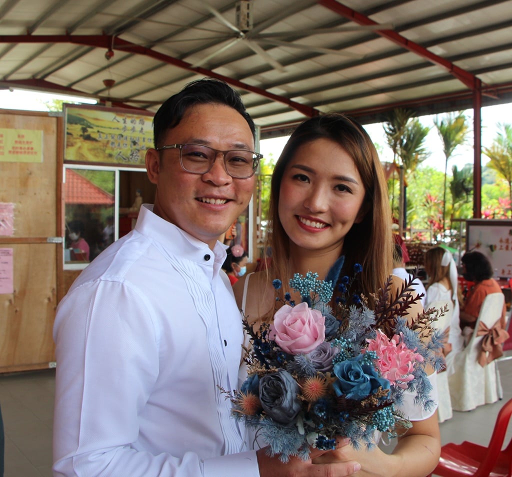 今天双十节，寓意十全十美，劳勿共迎来16对新人注册结婚