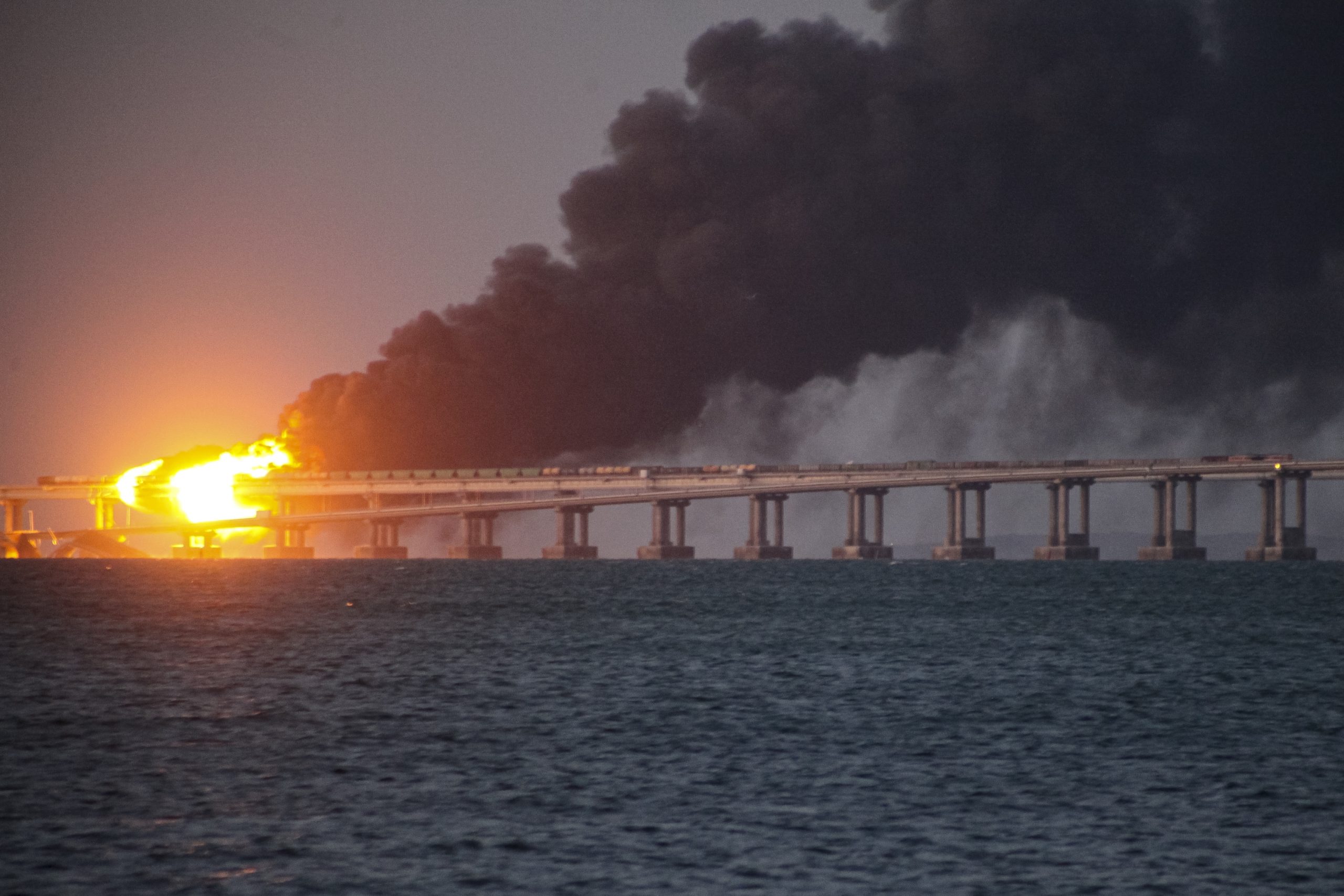  克里米亚大桥卡车炸弹所致？“神秘波浪”涌出引爆点疑点是它 