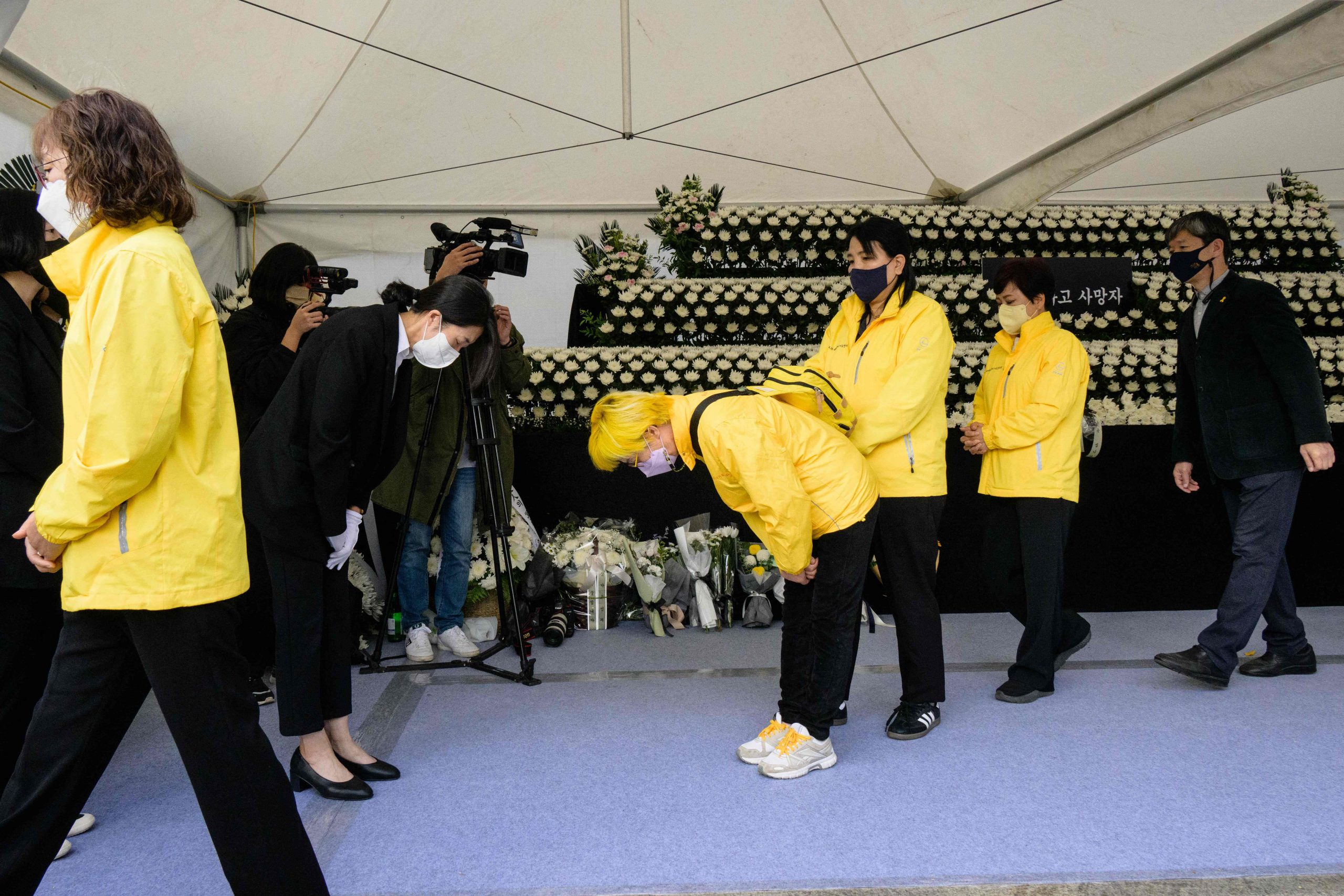 天下事 新图 踩踏案  韩国民众充斥悲伤和愤怒情绪 警察献花时也哭了