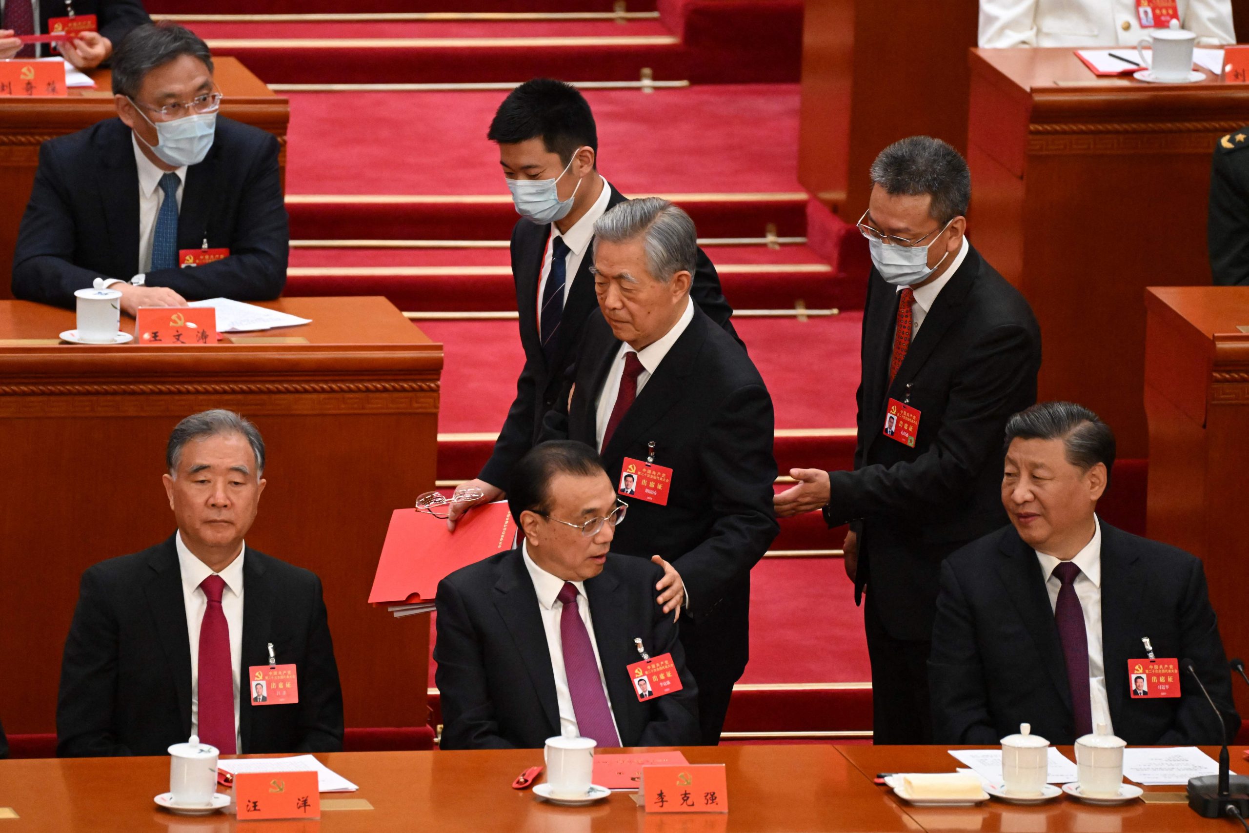 新华网称健康原因 香港明报记者还原胡锦涛中途被扶离场过程