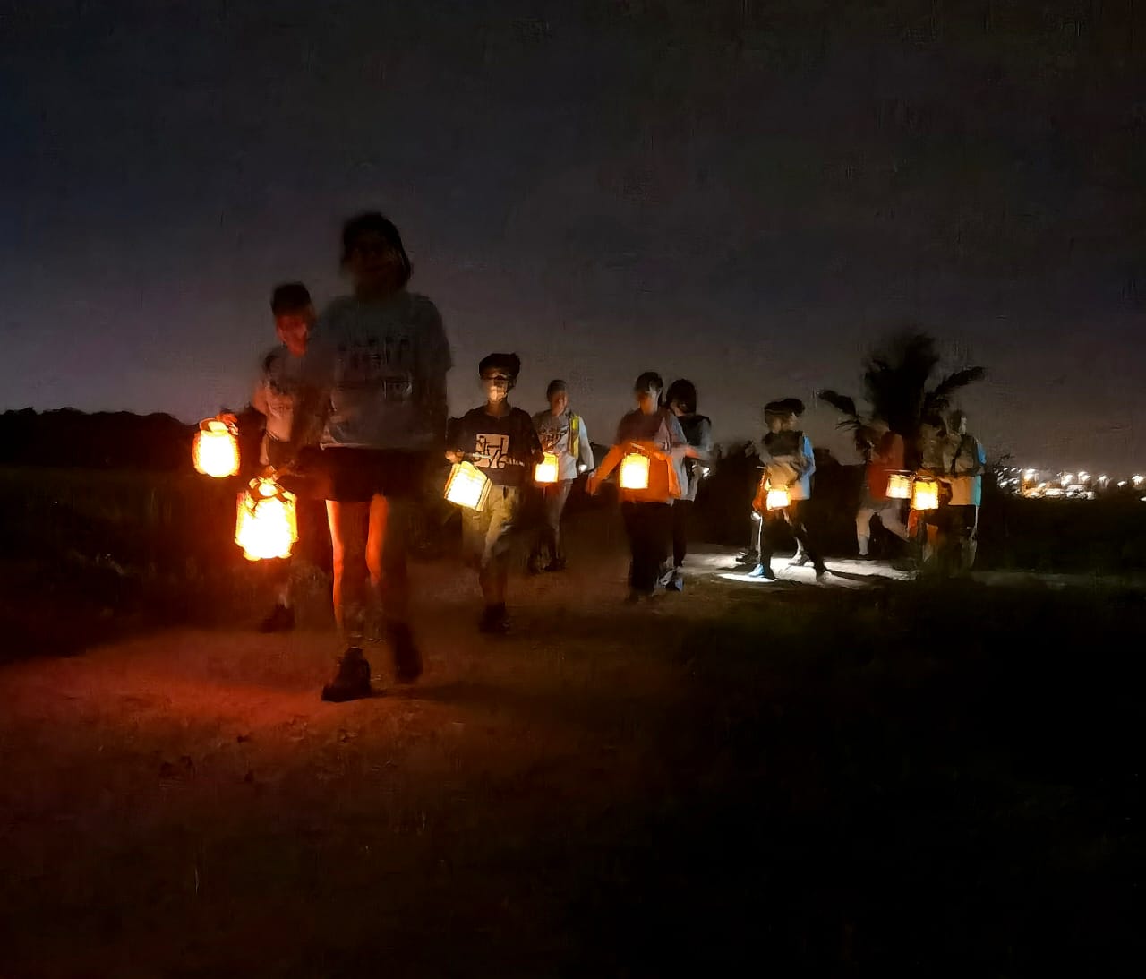 曾维和医生推动长途慢行，不避烈日、雨天、黑夜，放松身心走路