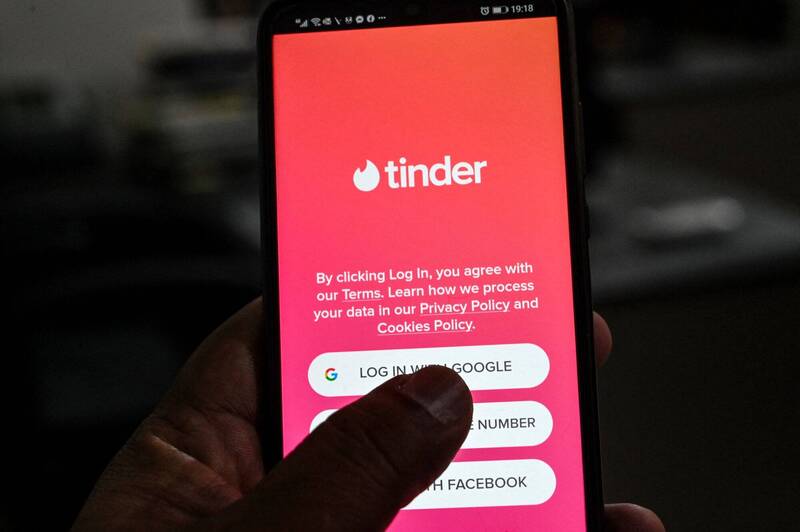 看世界／Tinder大骗徒又出现了！鸳鸯大盗假借“约见”洗劫被害人