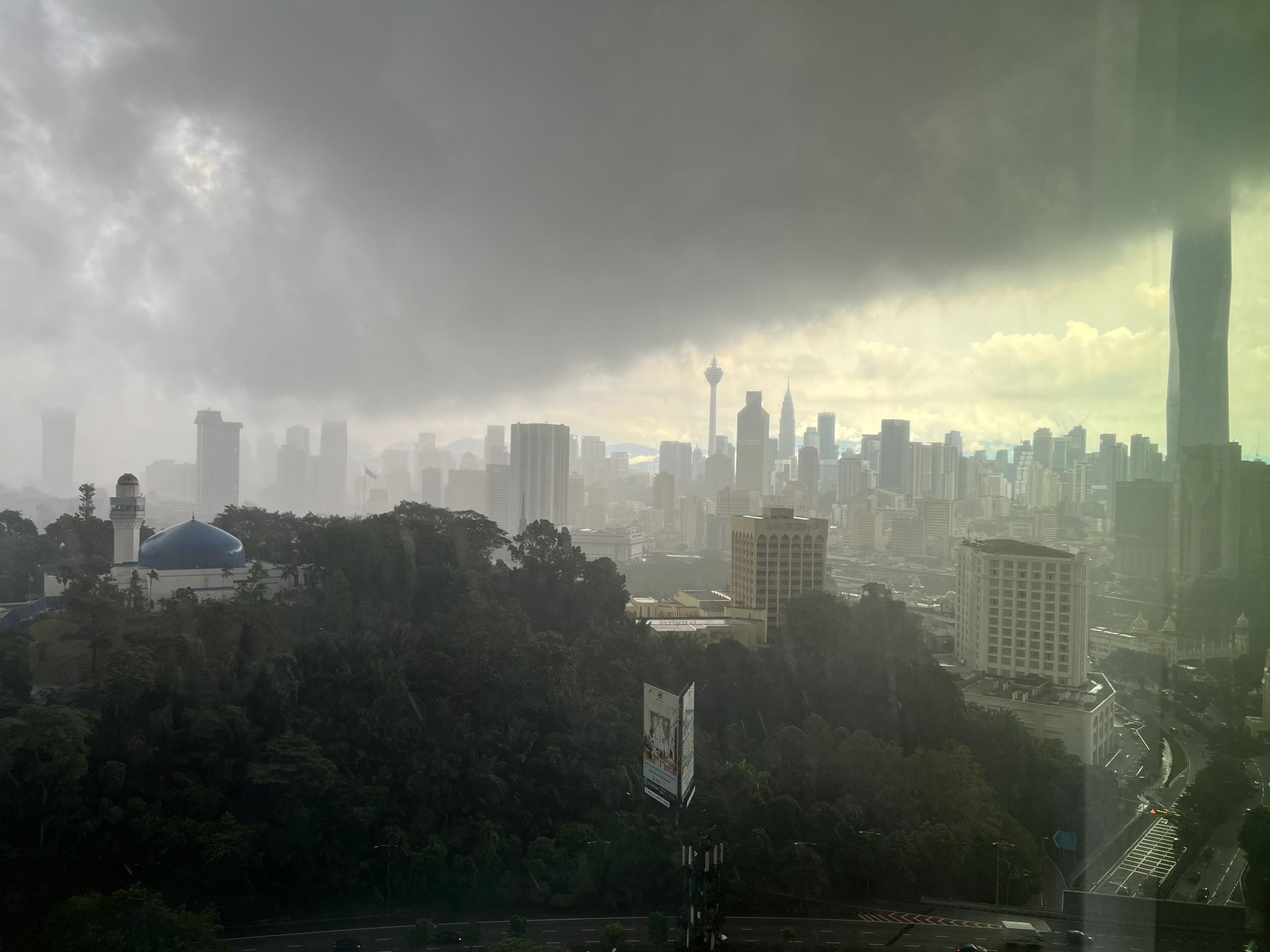 视频 | 雪隆大雨乌云盖顶骇人·气象局向全国发雷雨警报