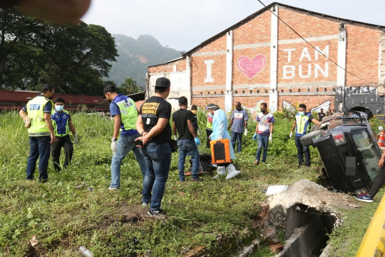  轿车翻覆发现腐尸案   女尸服装整齐无伤痕