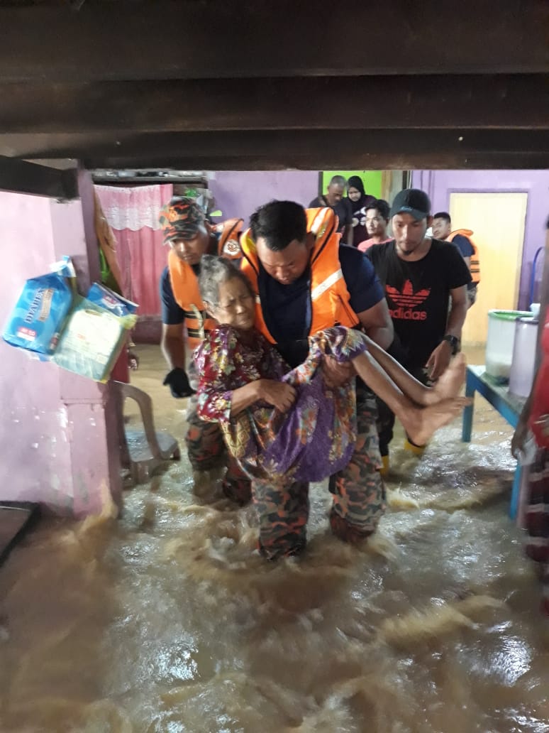 凌晨一场连绵大雨导致大年与华玲低洼地区遭遇水患