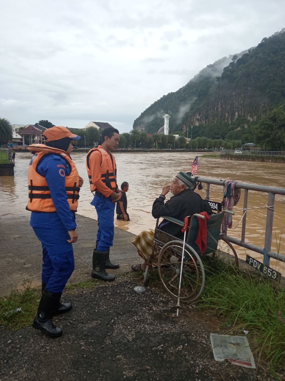 凌晨一场连绵大雨导致大年与华玲低洼地区遭遇水患