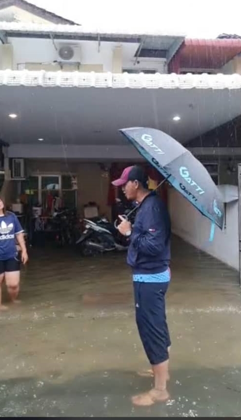 连续10小时长命雨，玻数低洼地排水系统欠佳闪电水灾