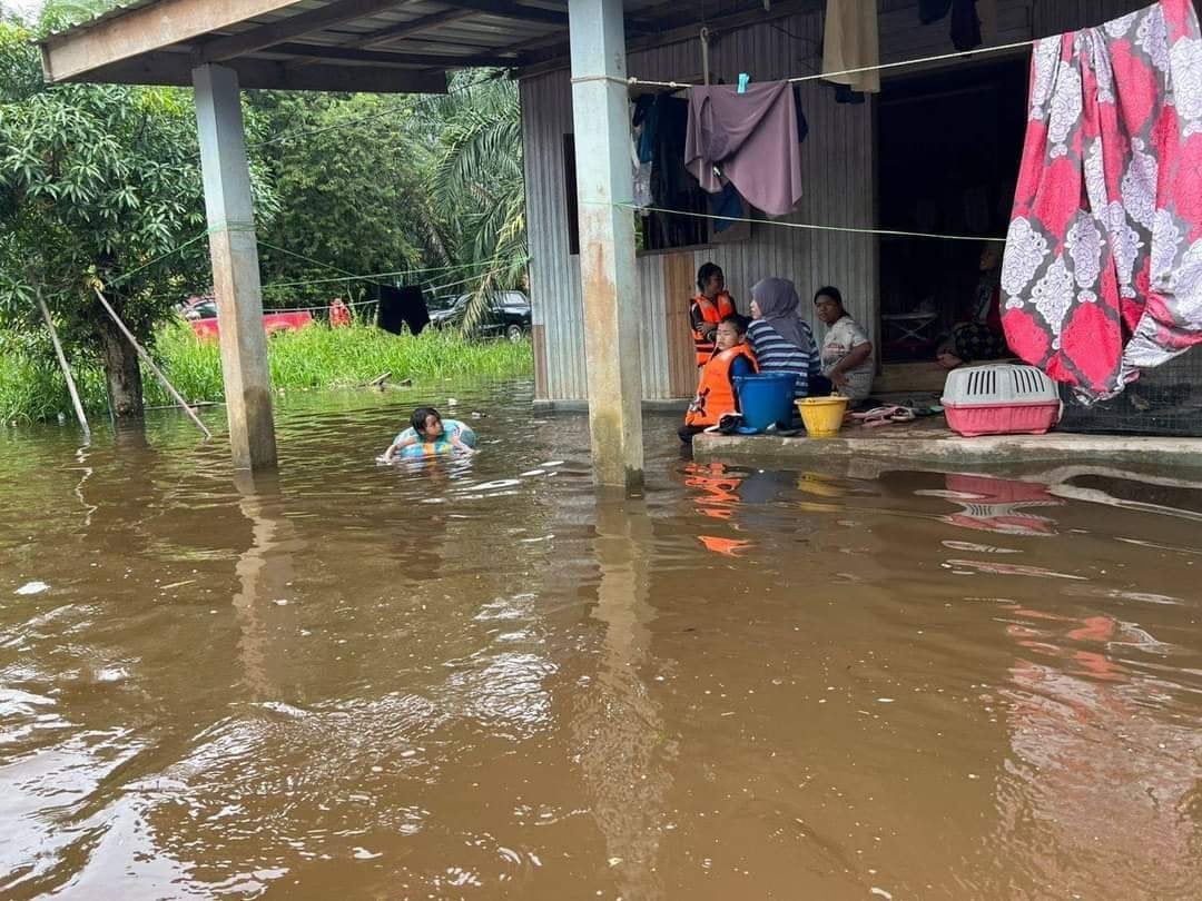 东：下雨天哥乐河水上涨，兰斗班让数个沿河地区昨晚闪电水灾